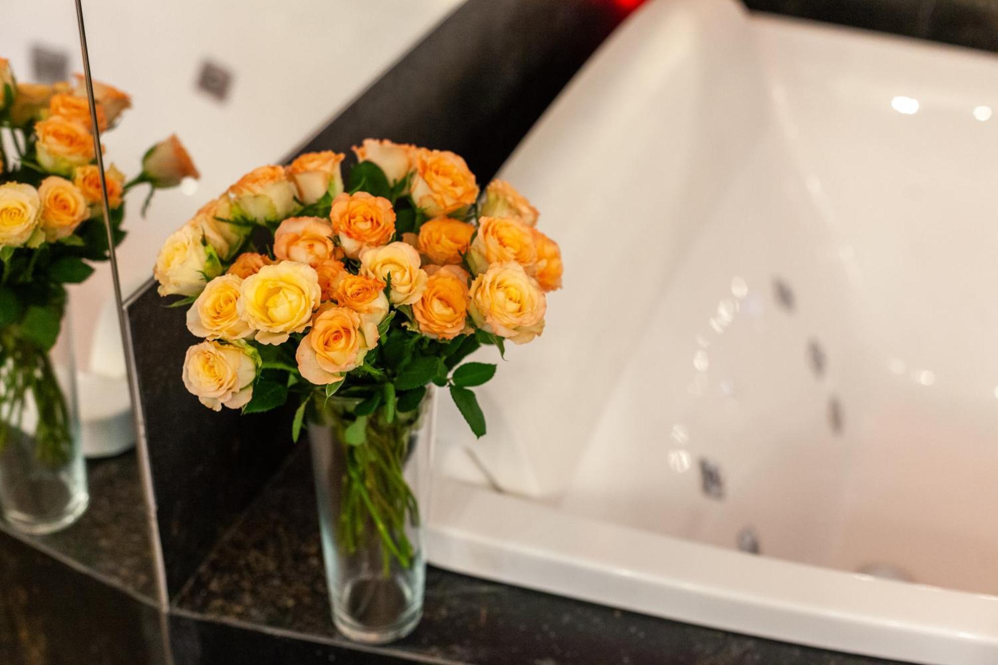 Royal Hot Jucuzzi Apartment Lviv Kültér fotó